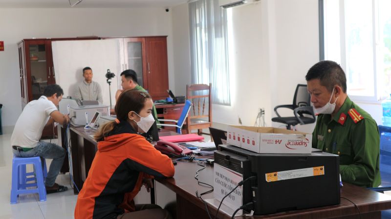 Hoàn thành 100% thủ tục cấp thẻ Căn cước công dân gắn chíp và đăng ký, kích hoạt thành công tài khoản định danh điện tử mức 2 trên ứng dụng VNeID trong tháng 6/2023 cho cán bộ, đảng viên, công chức, viên chức, người lao động trên địa bàn tỉnh 